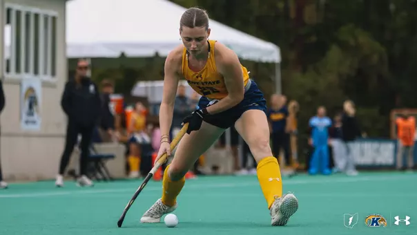 Sophia Livingston passing the ball against Bellarmine