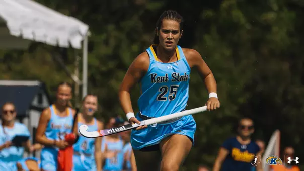 Eva Usoz running on the field in her powder blue jersey