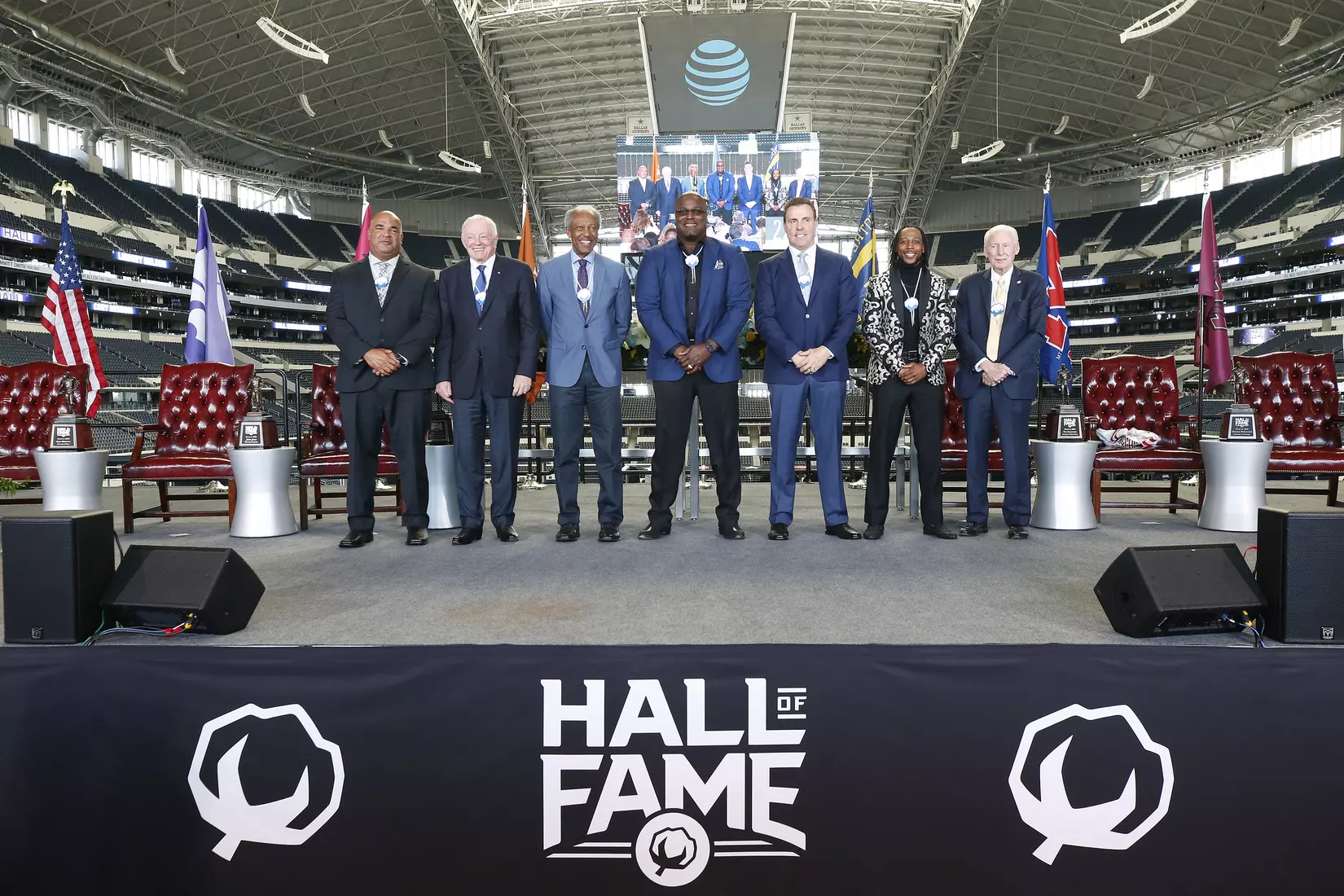 05 October 2021: Jonathan Beasley of Kansas State; Jerry Jones of Arkansas; Tom Gatewood of Notre Dame; Cory Redding of Texas; Bill Romanowski of Boston College; Dexter McCluster of Mississippi; and Coach Bill Snyder of Kansas State
are the 2020 Cotton Bowl Hall of Fame class at the induction ceremony at AT&T Stadium in Arlington, Texas. Photo by James D. Smith/CBAA