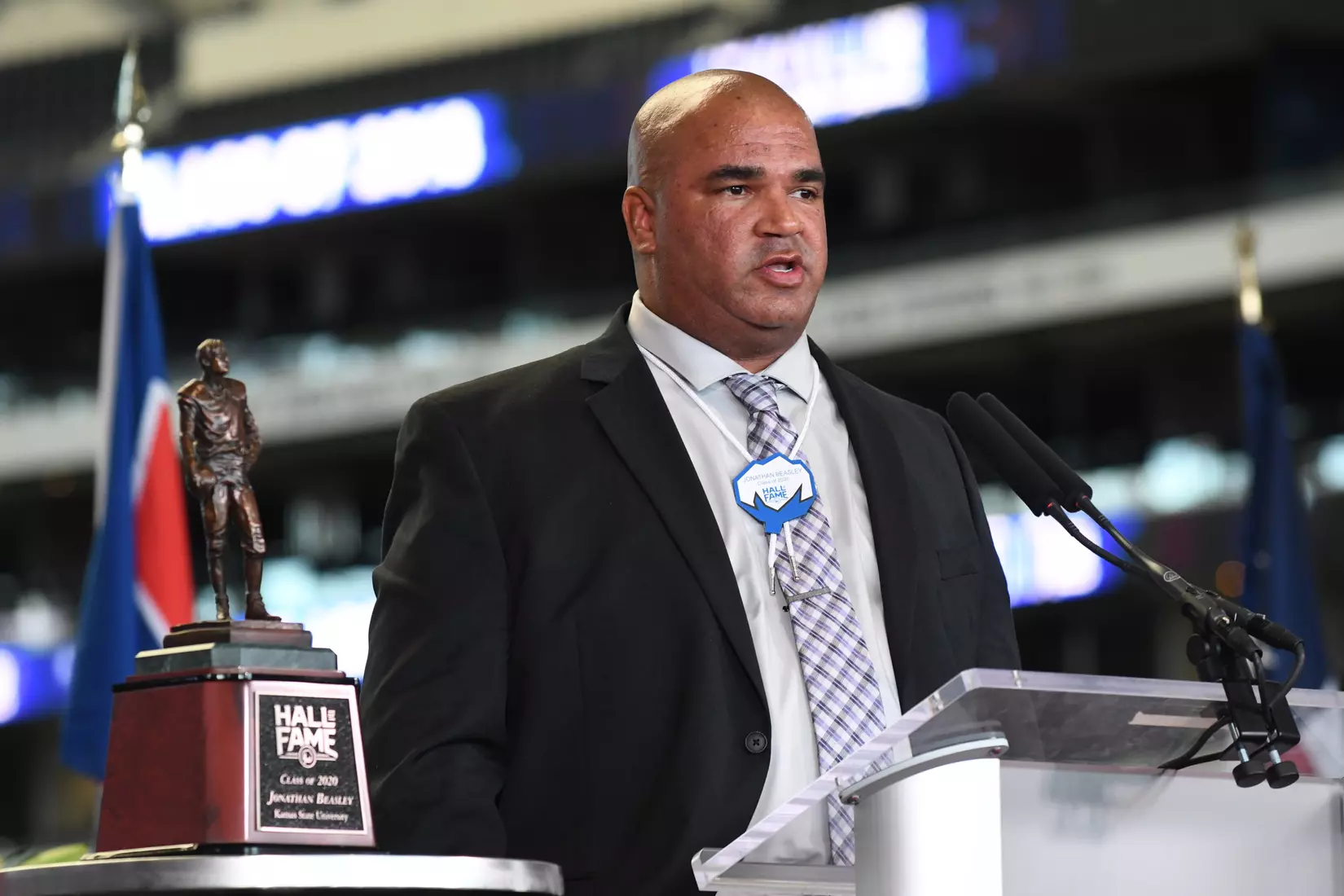 The Goodyear Cotton Bowl Classic celebrated the 2020 Hall of Fame class with an induction ceremony on October 5, 2021 at AT&T Stadium. The 12th Cotton Bowl Hall of Fame Class includes Kansas State quarterback Jonathan Beasley, Notre Dame split end Tom Gatewood, Arkansas guard Jerry Jones, Ole Miss running back/wide receiver Dexter McCluster, Texas defensive end Cory Redding, Boston College linebacker Bill Romanowski and Kansas State head coach Bill Snyder. Photo by Ian Halperin/Cotton Bowl