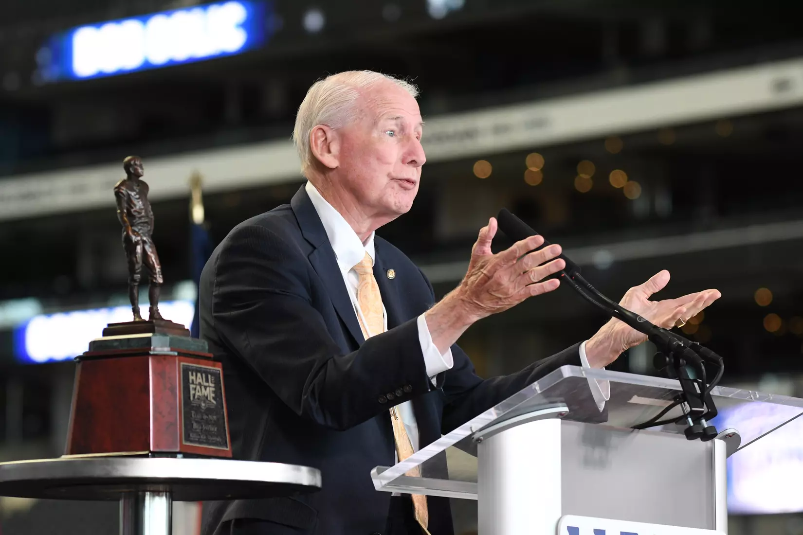 The Goodyear Cotton Bowl Classic celebrated the 2020 Hall of Fame class with an induction ceremony on October 5, 2021 at AT&T Stadium. The 12th Cotton Bowl Hall of Fame Class includes Kansas State quarterback Jonathan Beasley, Notre Dame split end Tom Gatewood, Arkansas guard Jerry Jones, Ole Miss running back/wide receiver Dexter McCluster, Texas defensive end Cory Redding, Boston College linebacker Bill Romanowski and Kansas State head coach Bill Snyder. Photo by Ian Halperin/Cotton Bowl