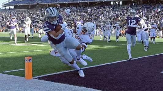 Deuce Vaughn scores a touchdown against Texas