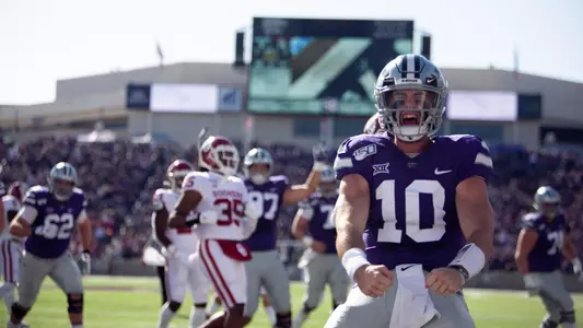 Skylar Thompson scores a touchdown against Oklahoma in 2019