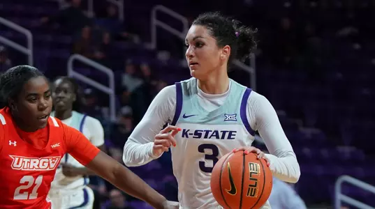 Jaelyn Glenn drives to the basket against UTRGV on Nov. 18, 2022.