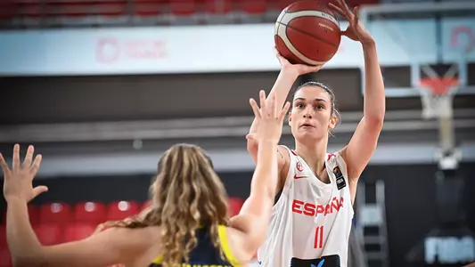 Gisela Sanchez with Spain's FIBA U20 European Championship team