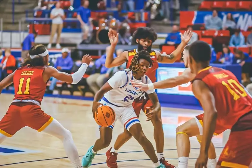 Bulldogs defeat Warhawks, 79-58
