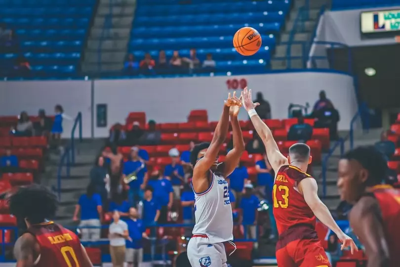 Bulldogs defeat Warhawks, 79-58
