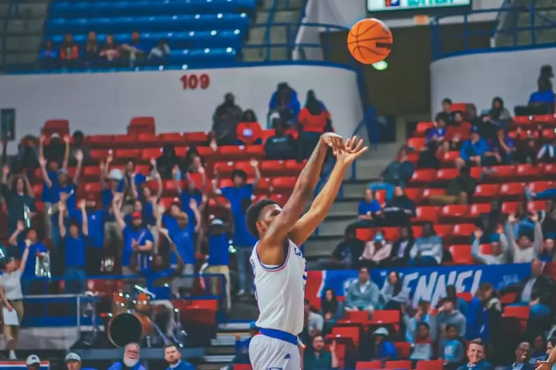 Bulldogs defeat Warhawks, 79-58