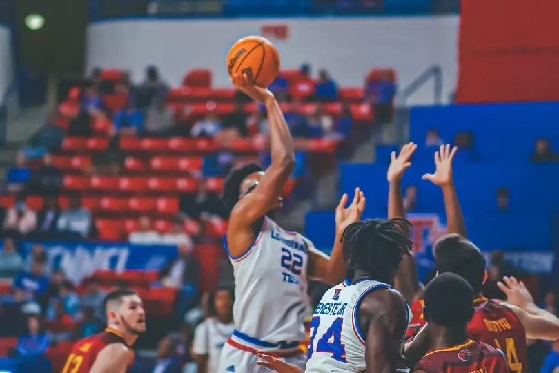 Bulldogs defeat Warhawks, 79-58
