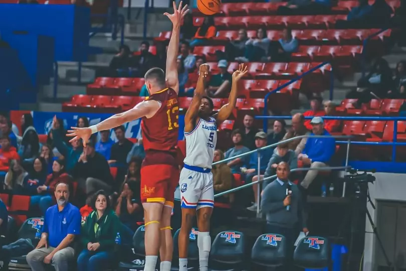 Bulldogs defeat Warhawks, 79-58