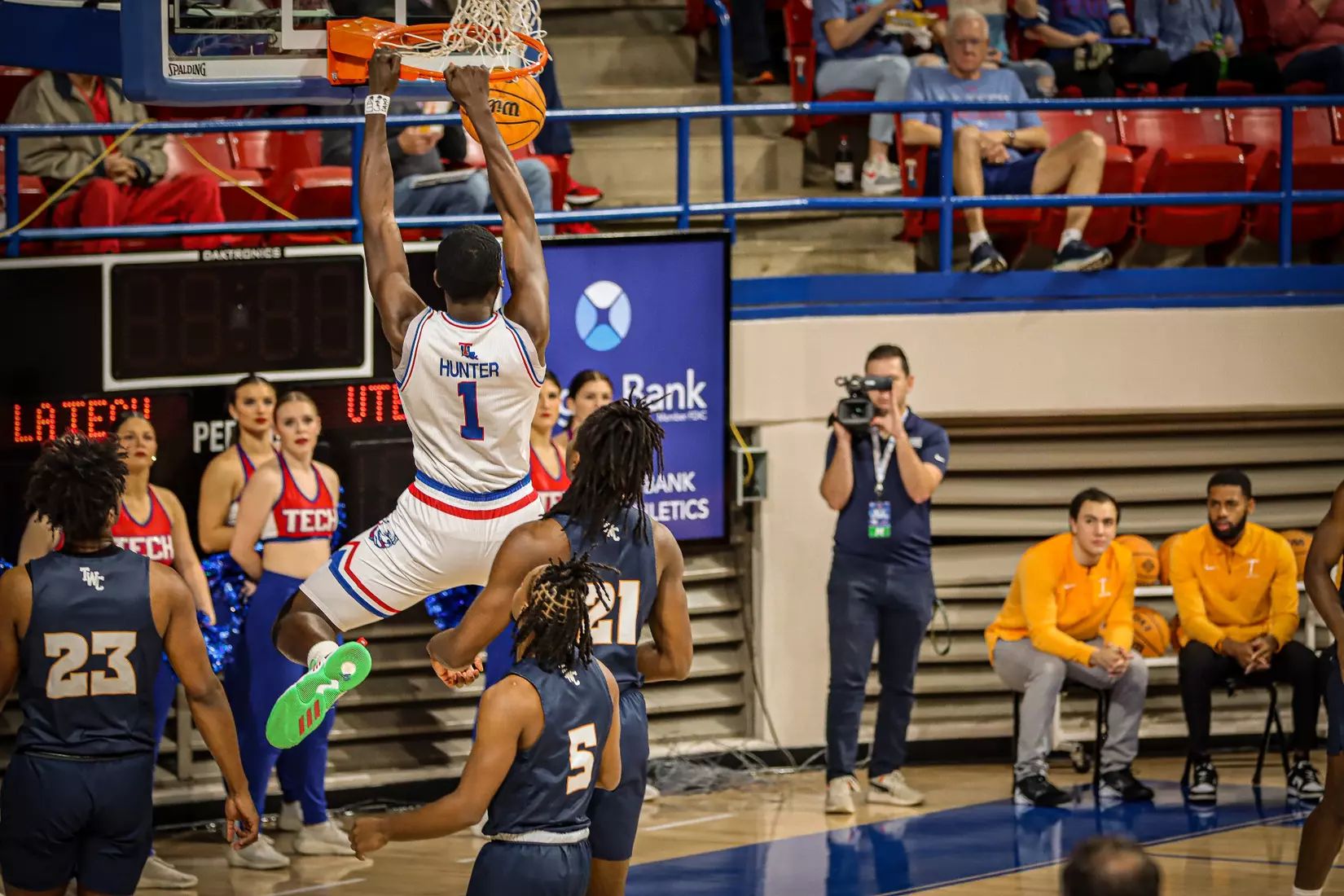 Bulldogs defeat Miners, 60-58
