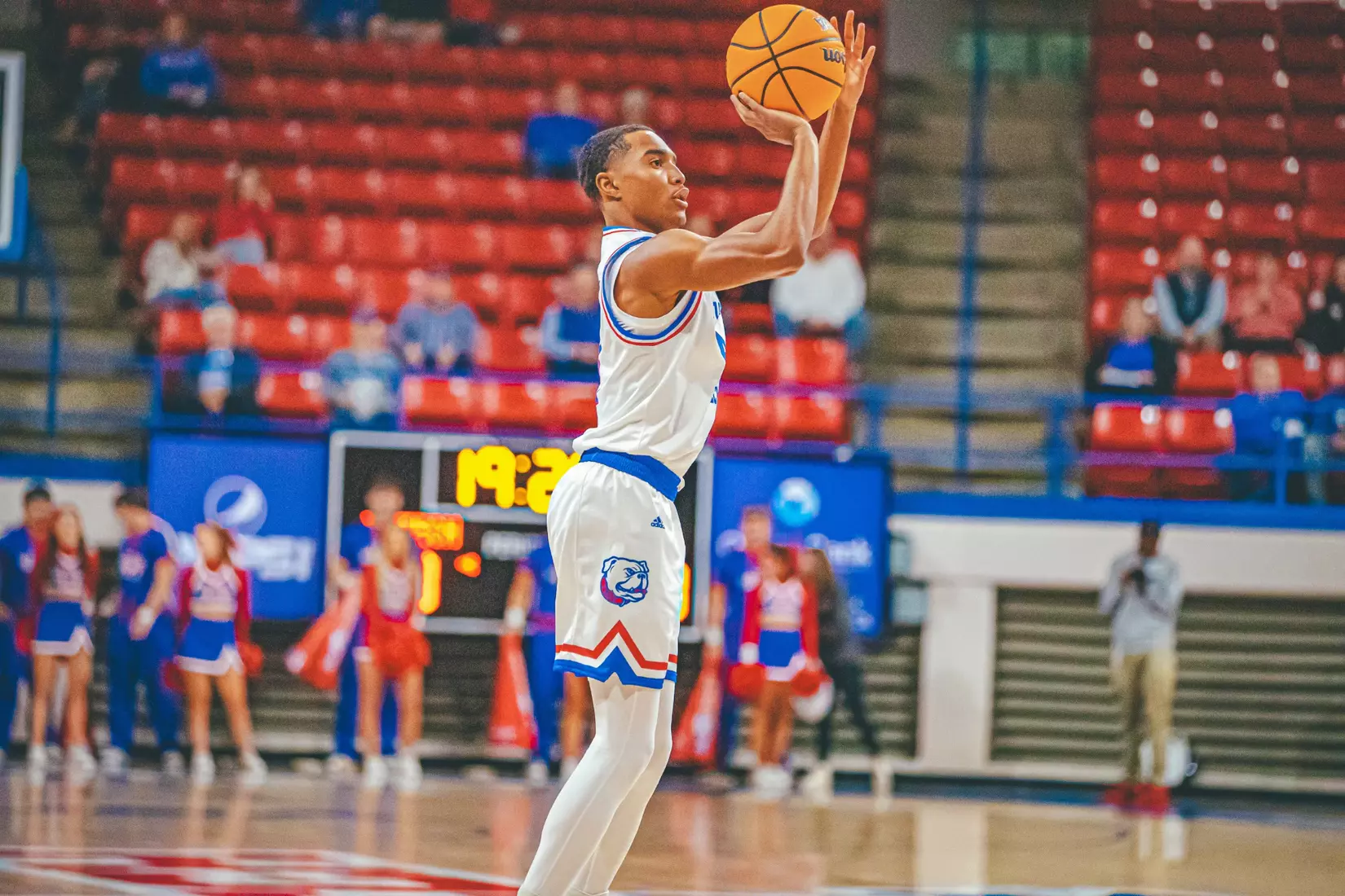Bulldogs down the Thunderbirds, 67-53