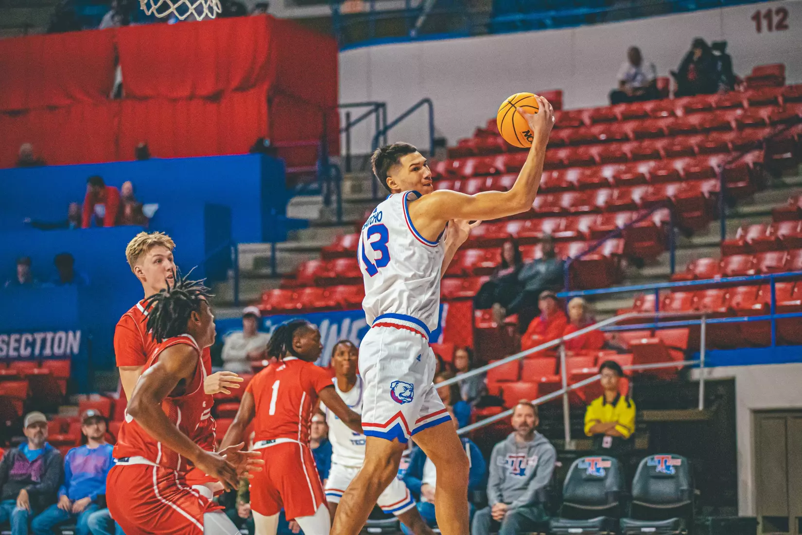 Bulldogs down the Thunderbirds, 67-53