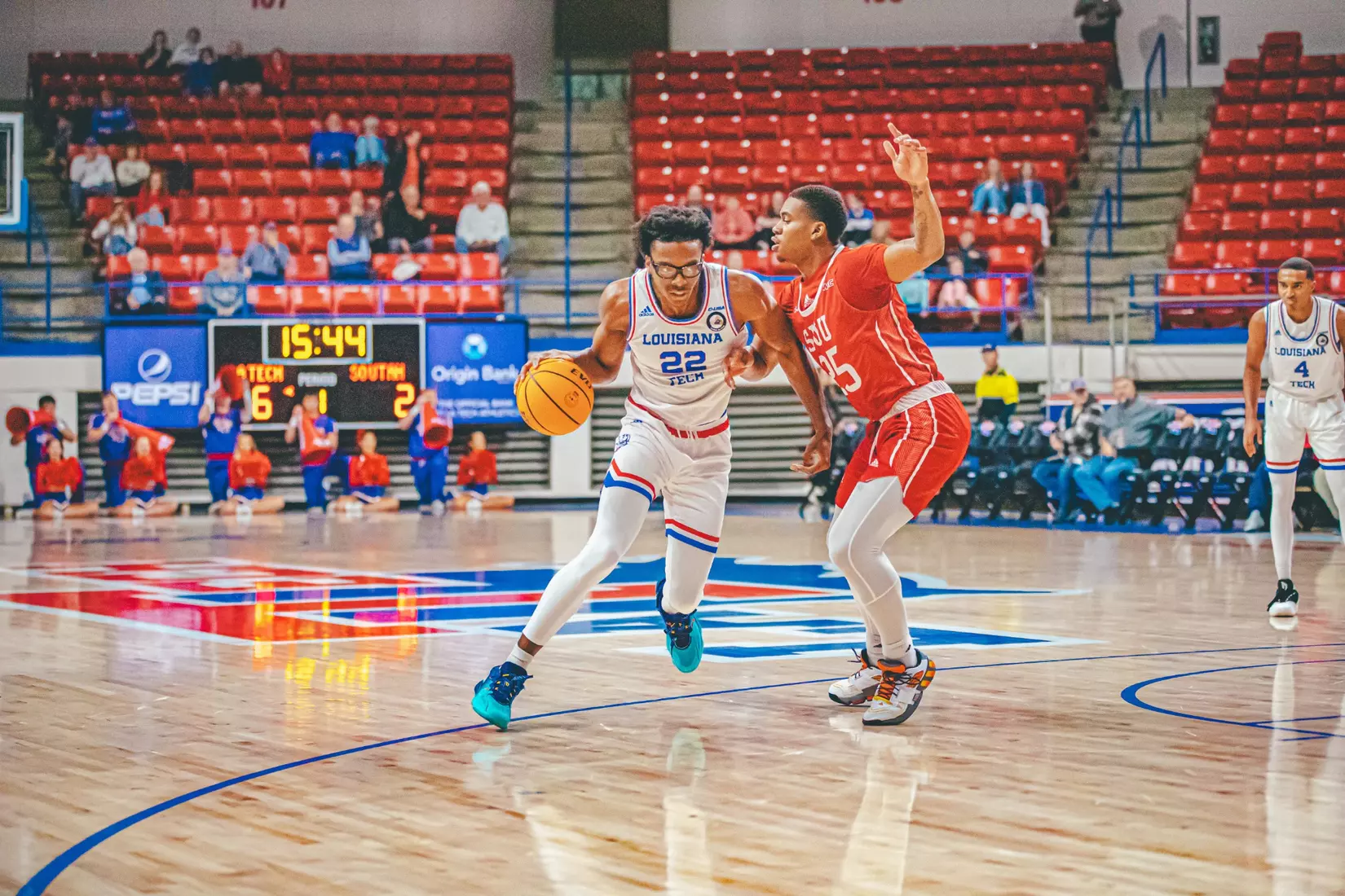 Bulldogs down the Thunderbirds, 67-53