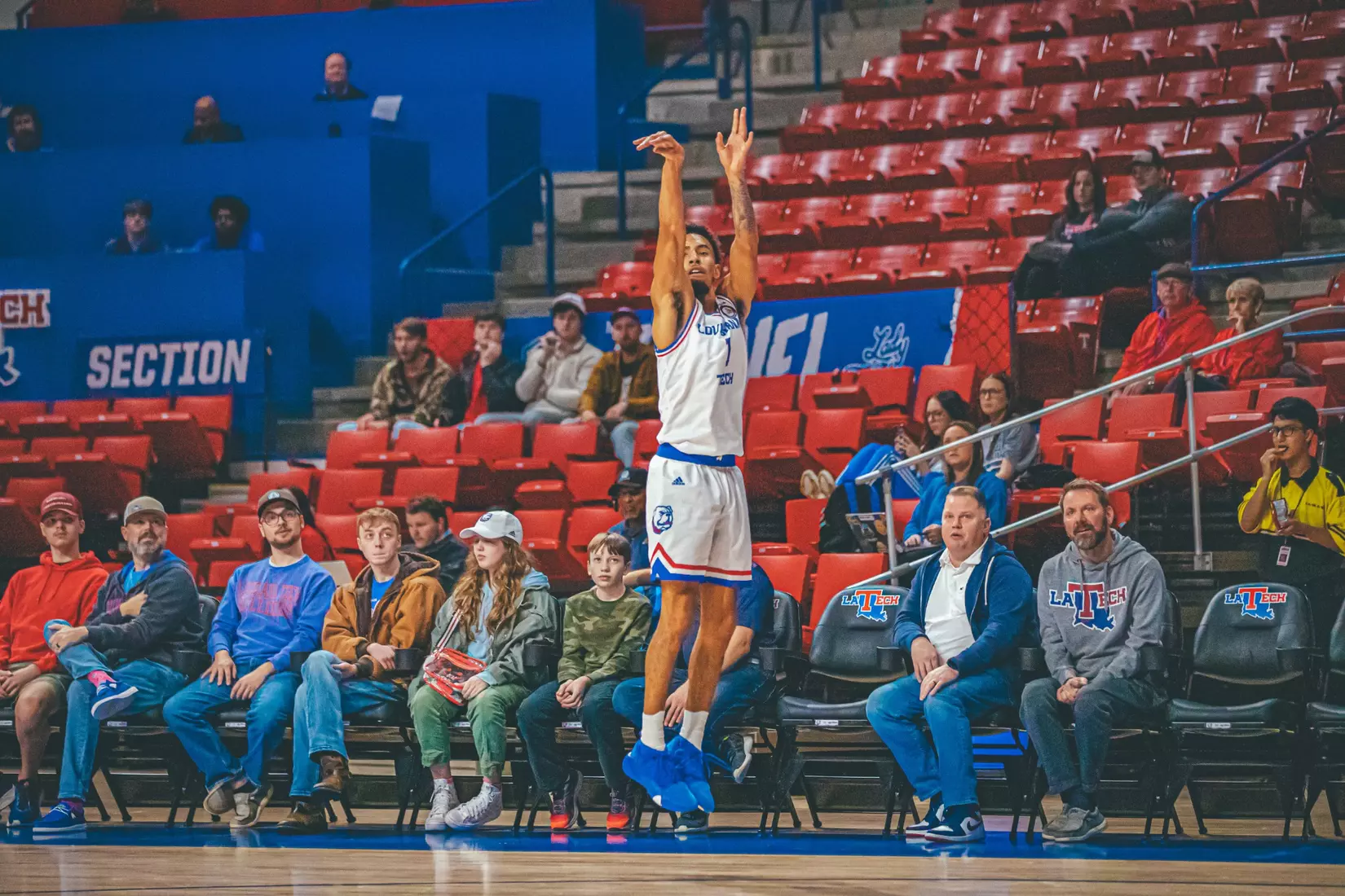 Bulldogs down the Thunderbirds, 67-53
