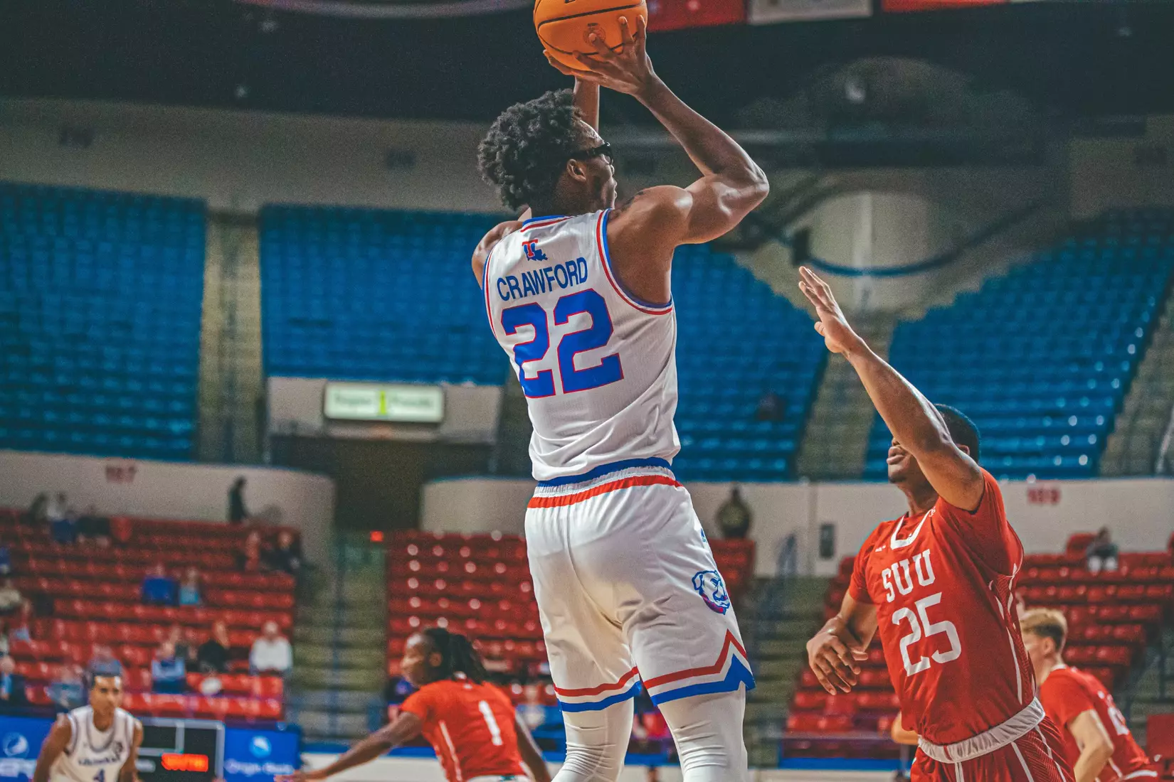 Bulldogs down the Thunderbirds, 67-53