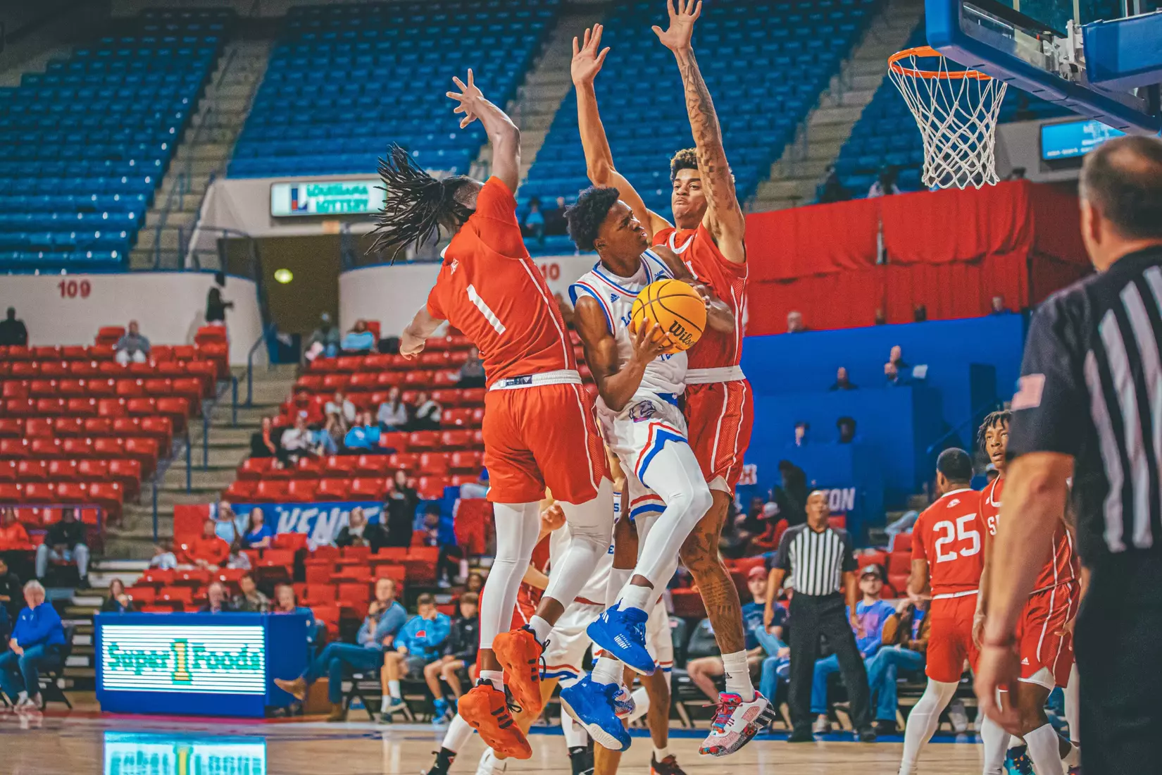 Bulldogs down the Thunderbirds, 67-53