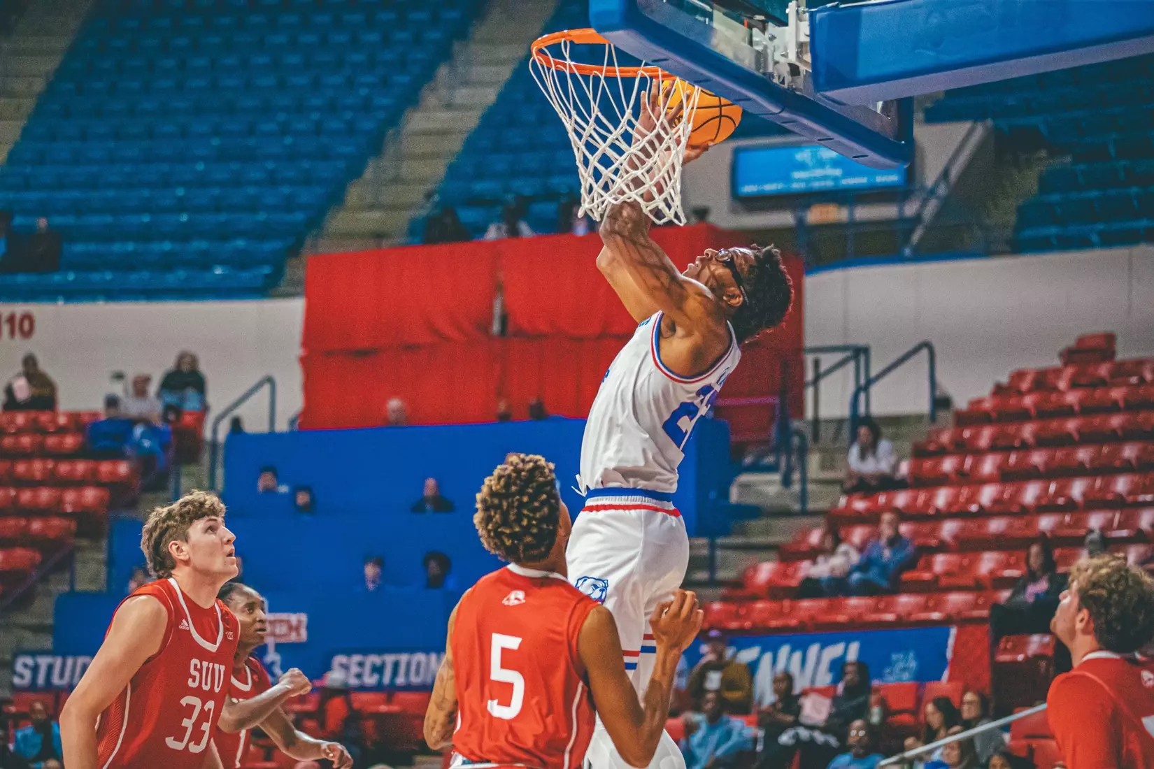 Bulldogs down the Thunderbirds, 67-53