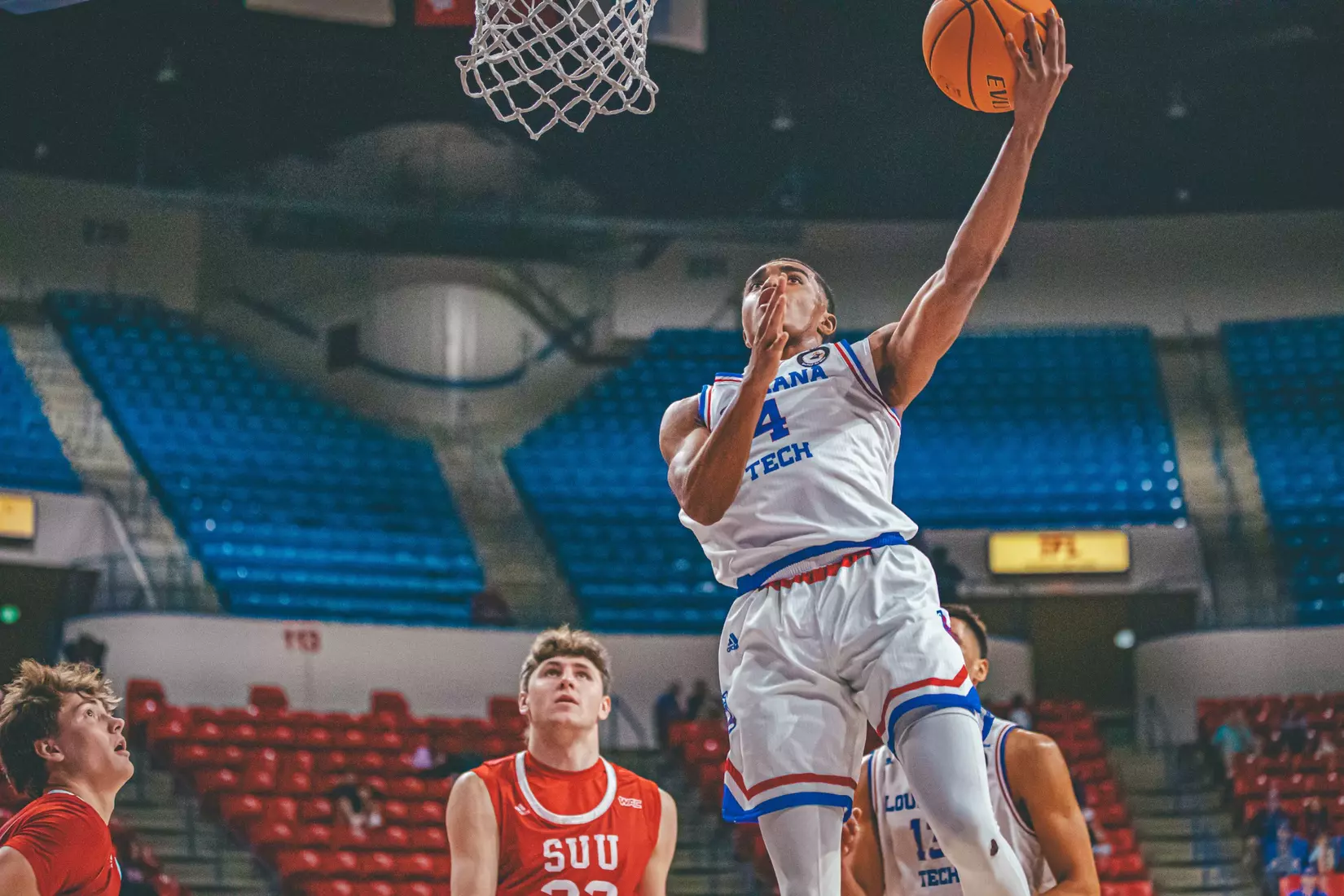 Bulldogs down the Thunderbirds, 67-53