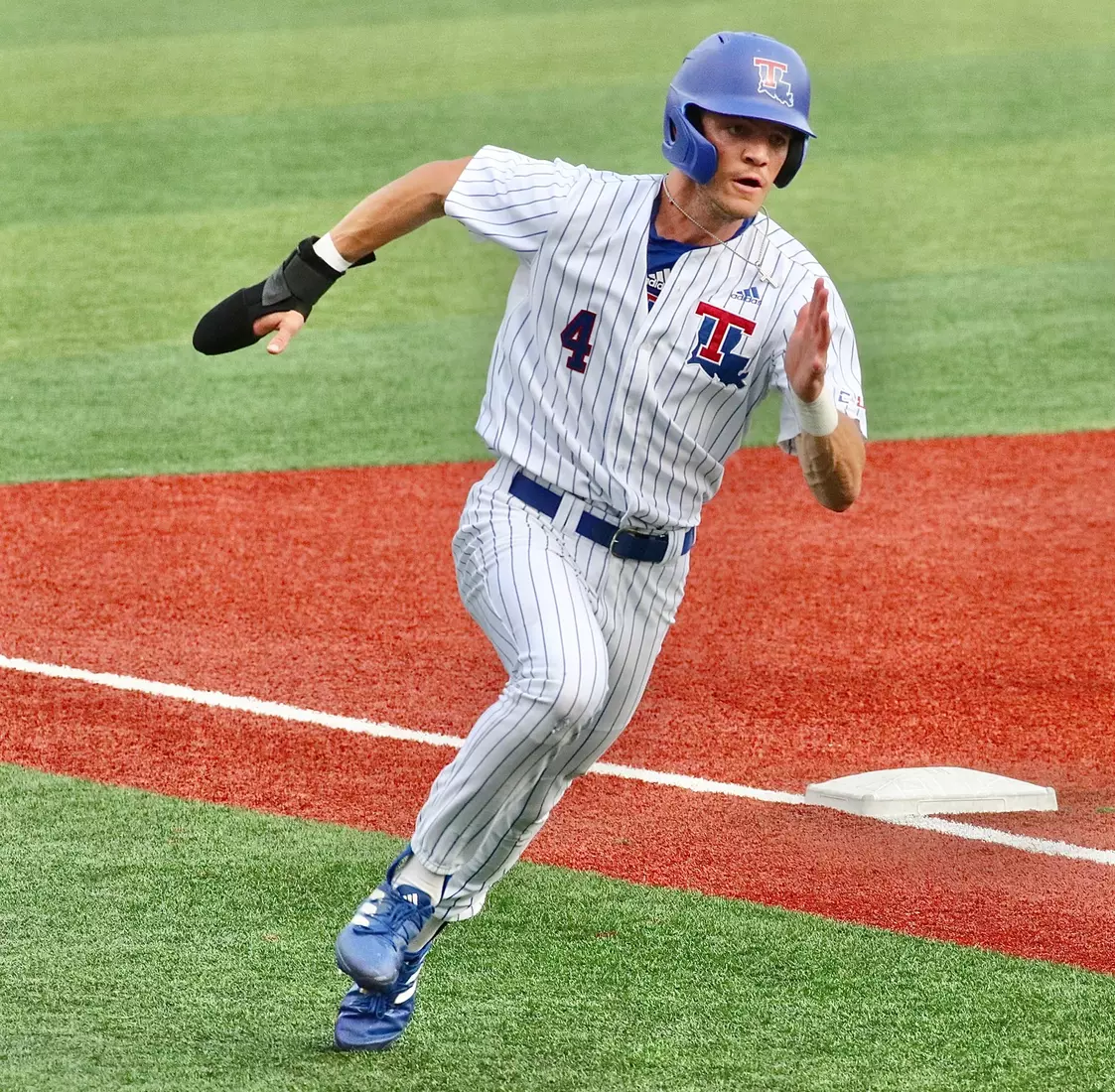 Bulldogs take series opener against Patriots