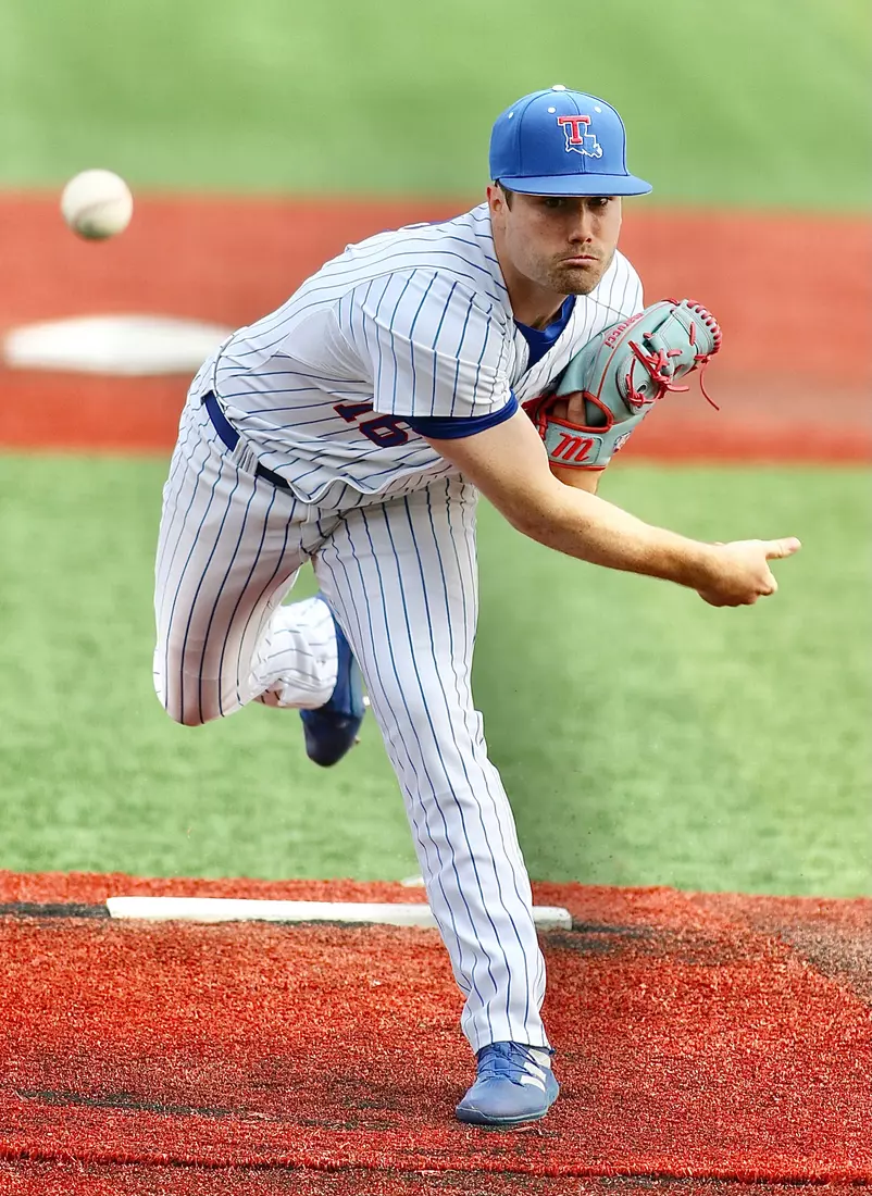 Bulldogs take series opener against Patriots