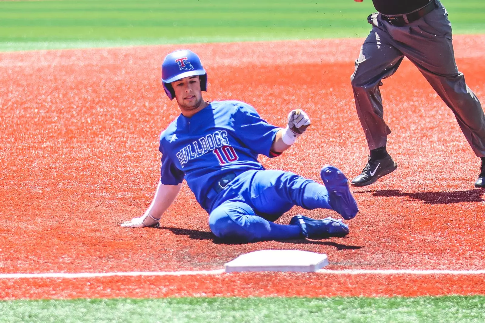 Bulldogs sweep Panthers with 10-5 Sunday win