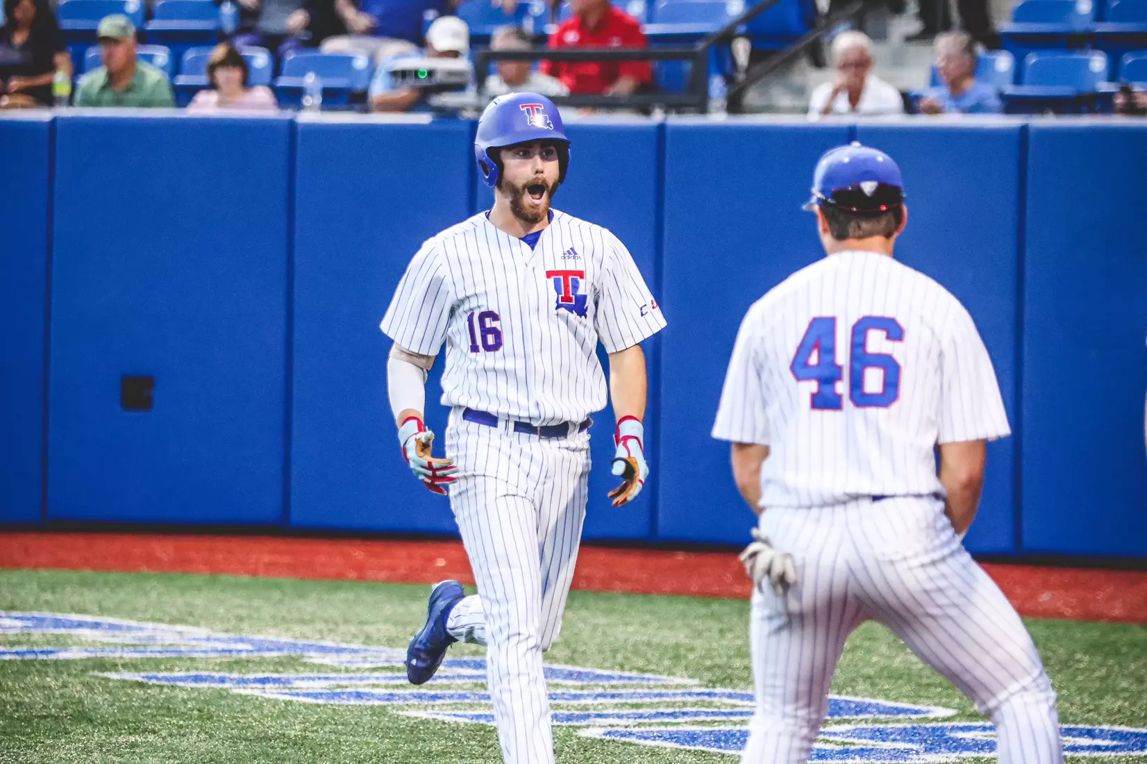 Bulldogs fall to Roadrunners in extras