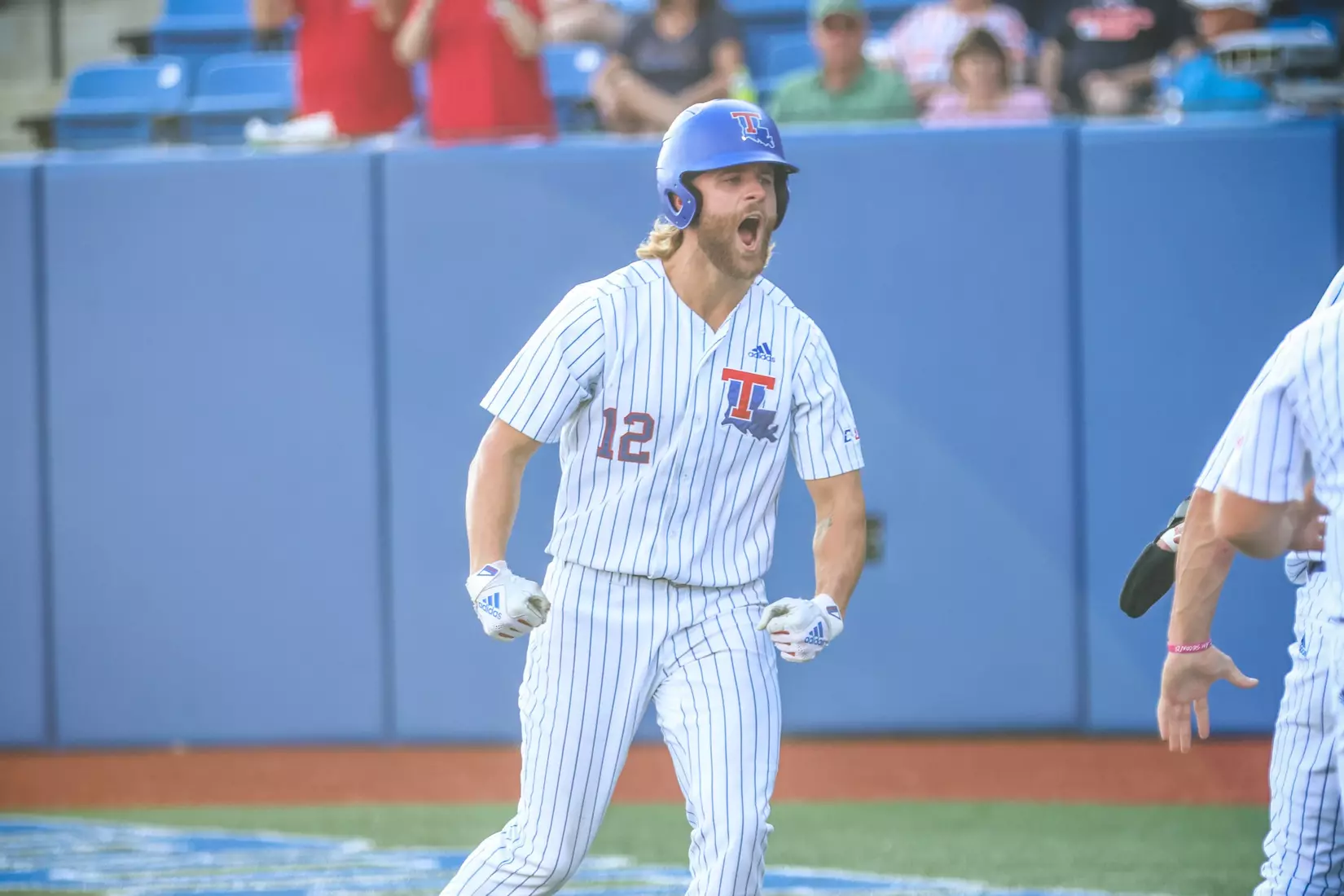 Bulldogs fall to Roadrunners in extras