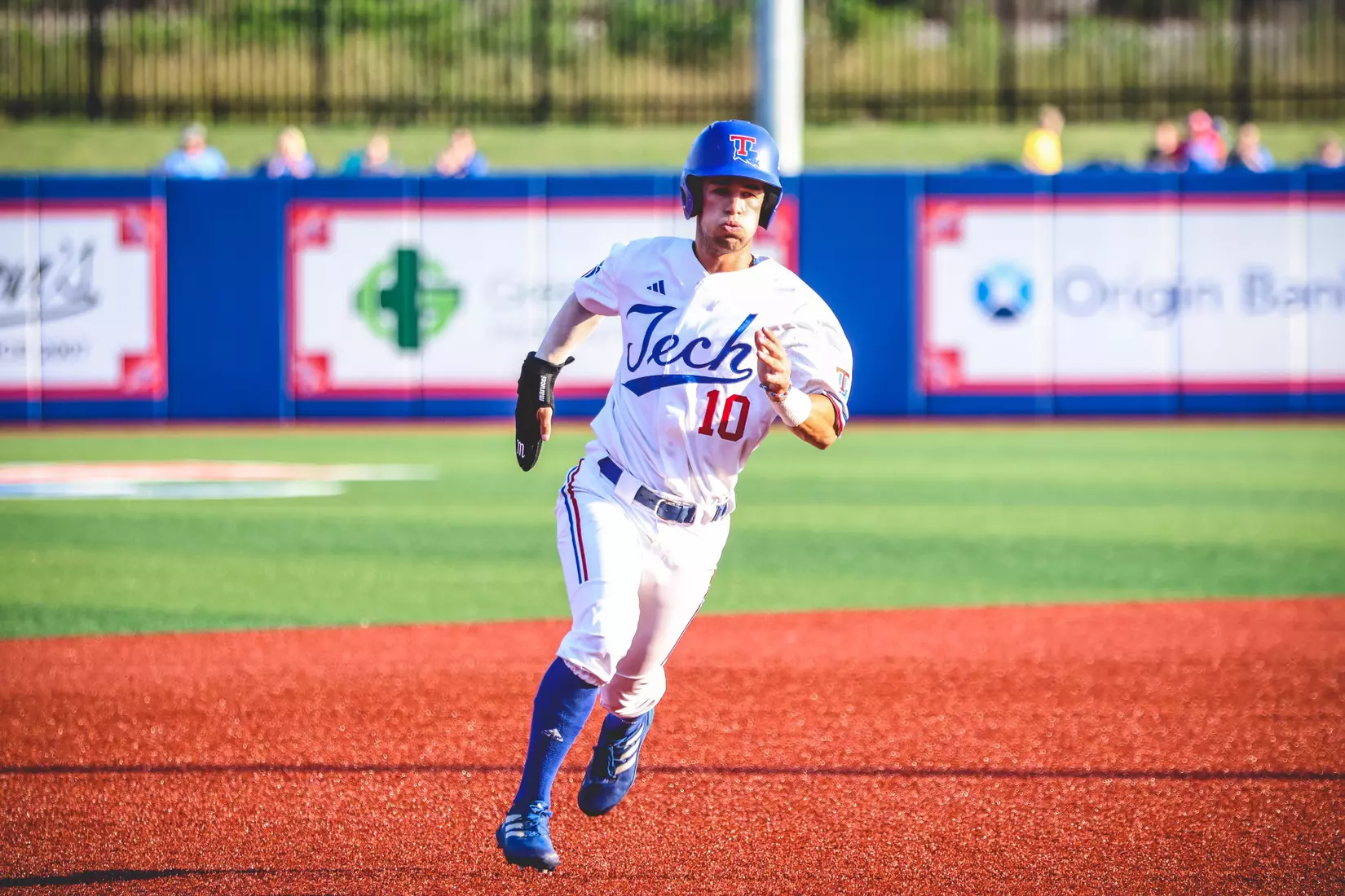 Bulldogs fall to Roadrunners, 5-3