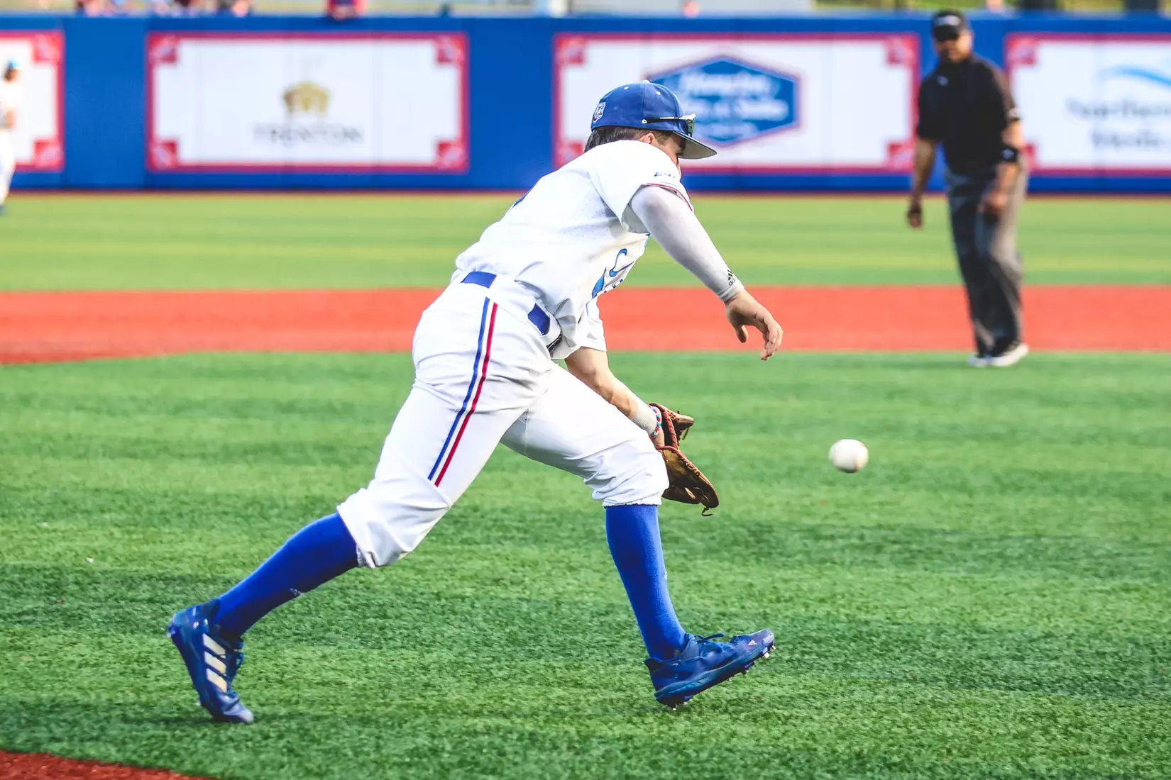 Bulldogs fall to Roadrunners, 5-3