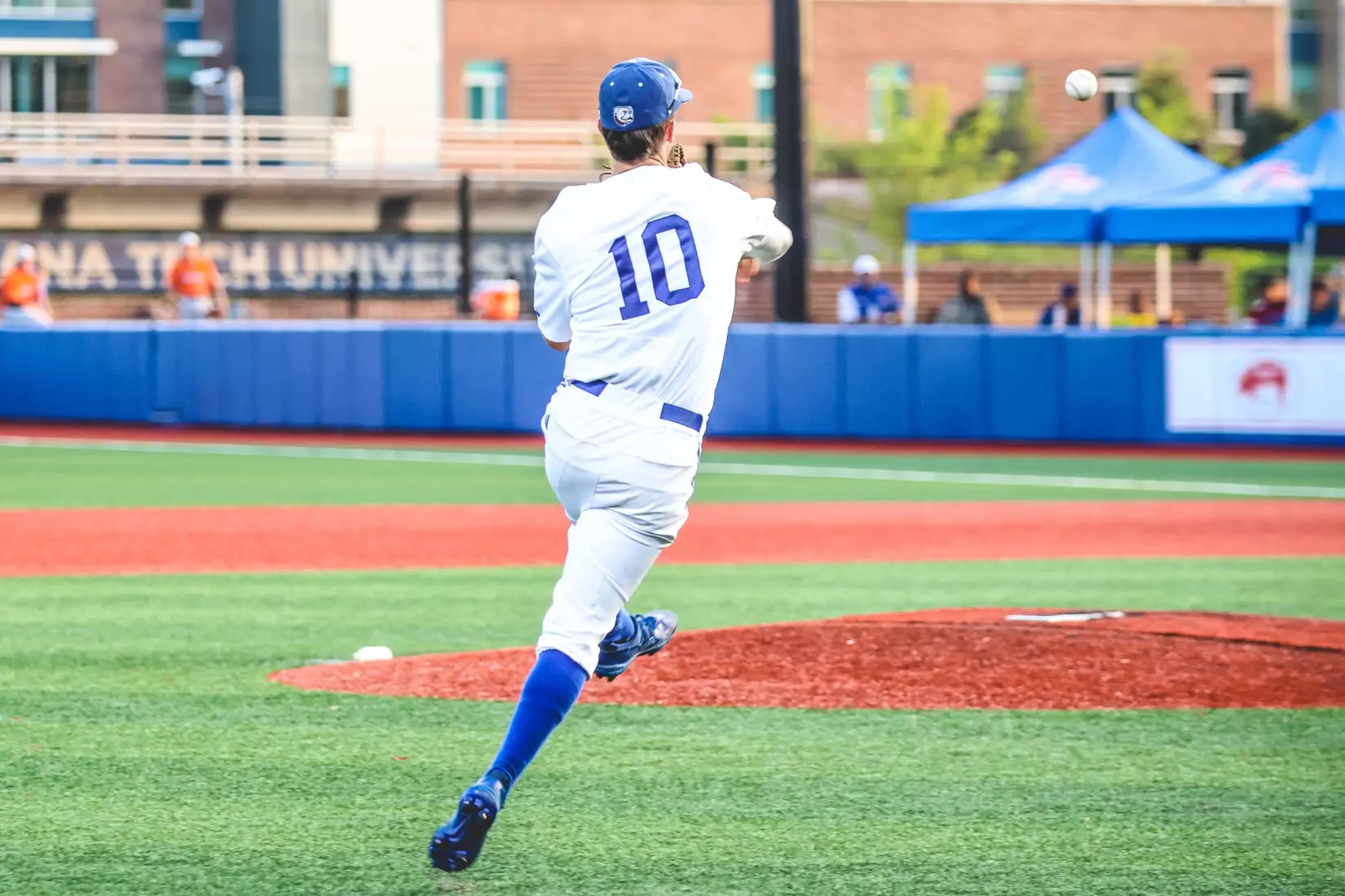 Bulldogs fall to Roadrunners, 5-3