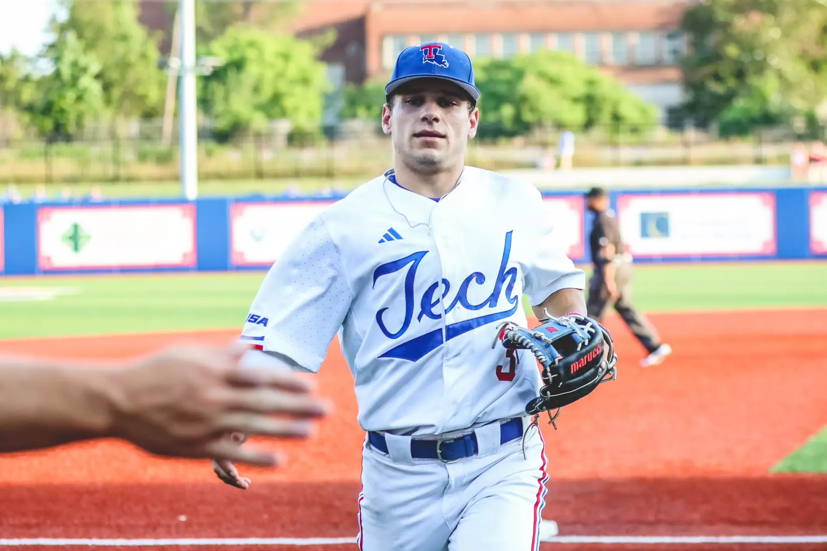 Bulldogs fall to Roadrunners, 5-3