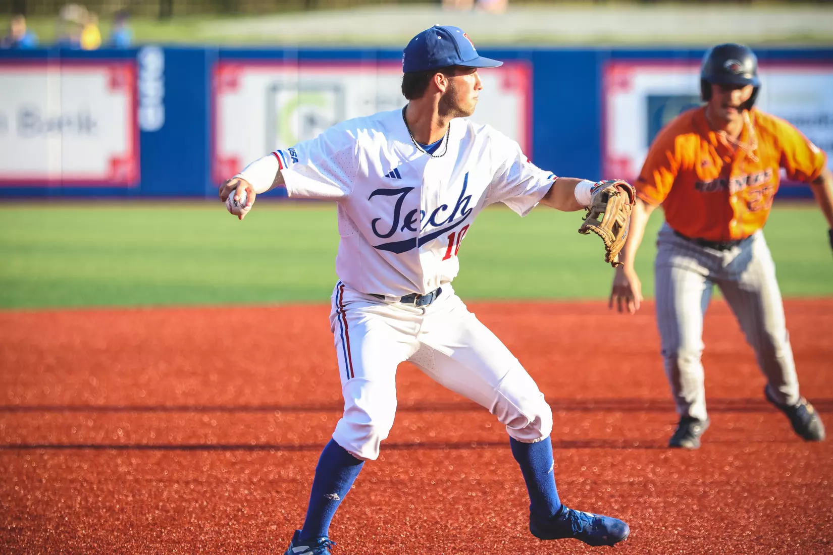 Bulldogs fall to Roadrunners, 5-3