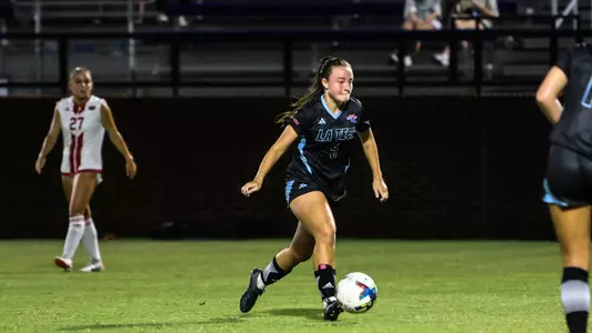 Carmen Suarez with the ball