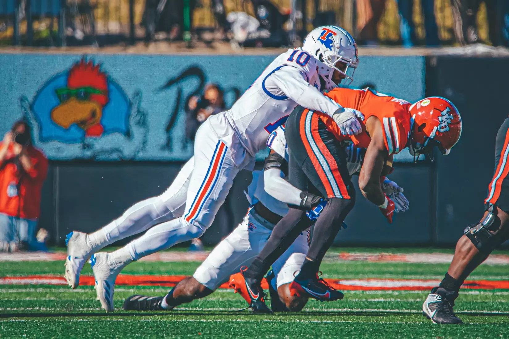 Bulldogs upset Hilltoppers in Bowling Green