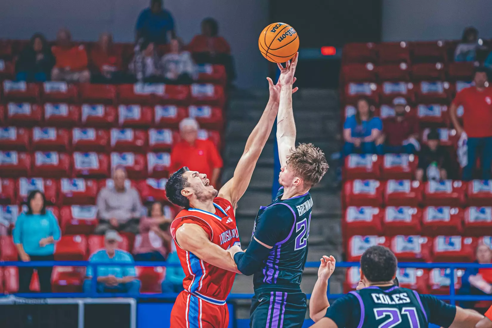 Bulldogs Take Down Lopes, 74-66