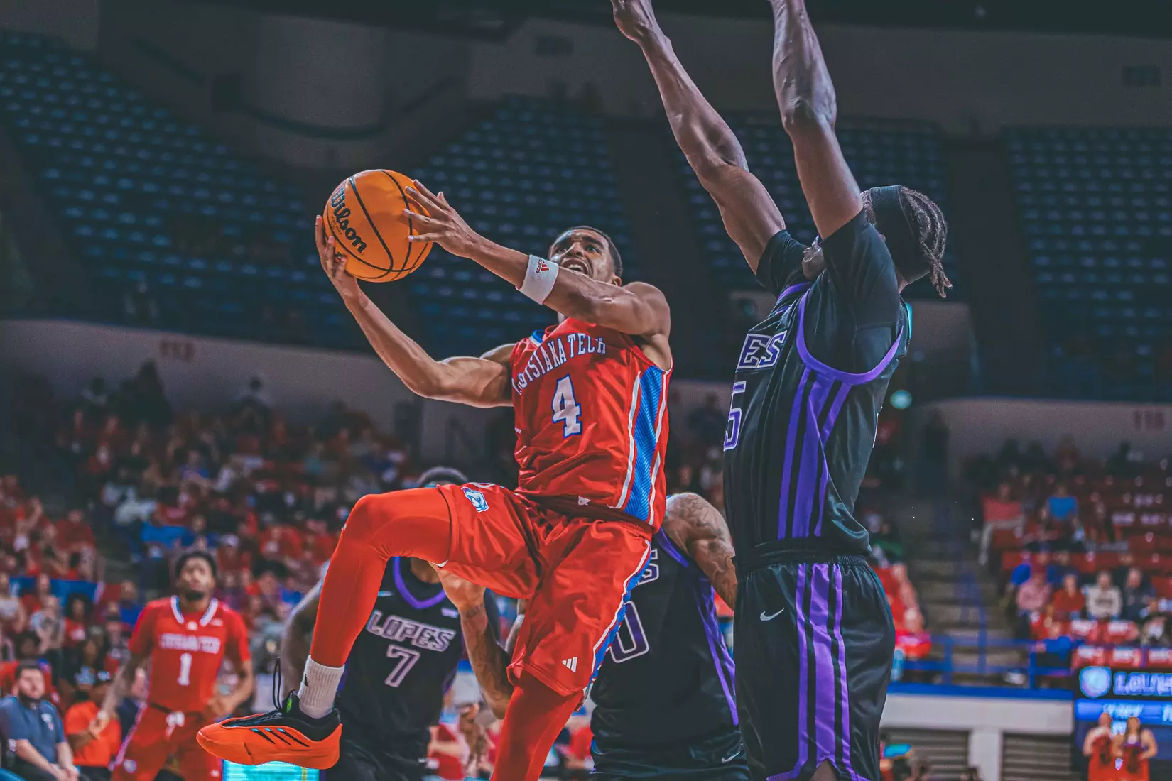 Bulldogs Take Down Lopes, 74-66