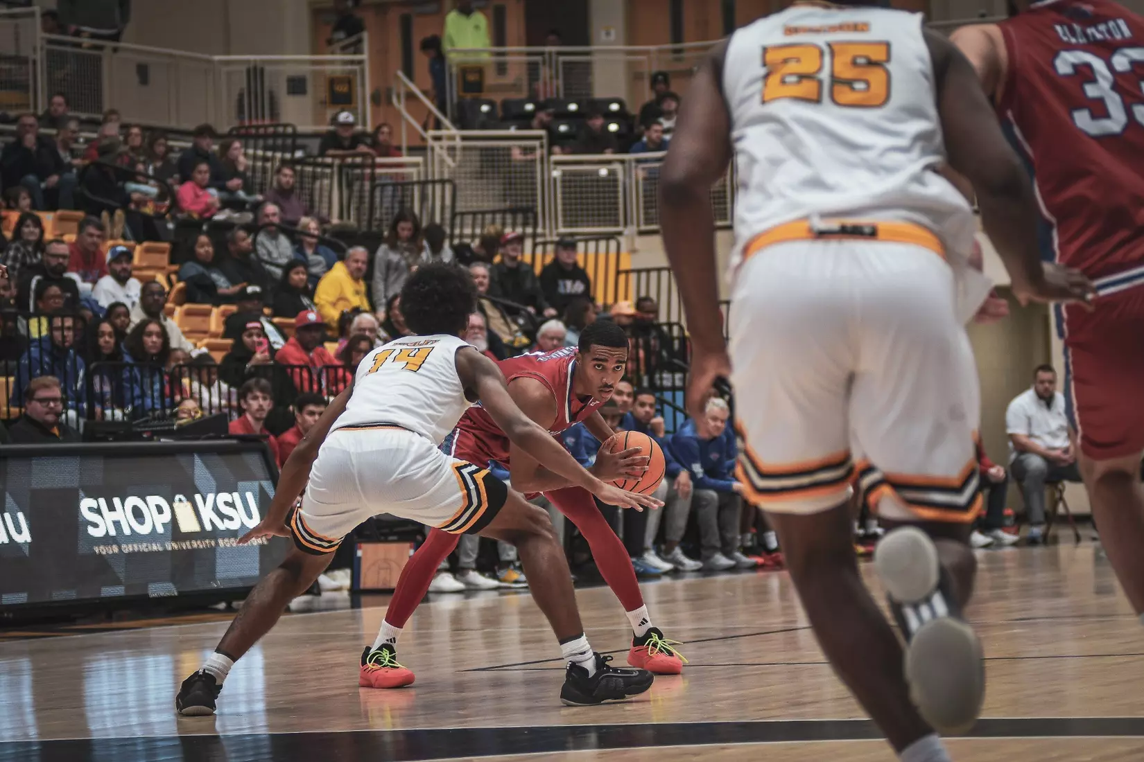 Bulldogs narrowly fall to Owls in Georgia