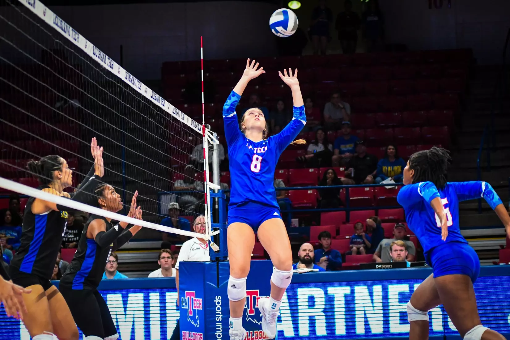 Bulldogs come up short on Friday night in back-and-forth match versus Blue Hens inside the Thomas Assembly Center