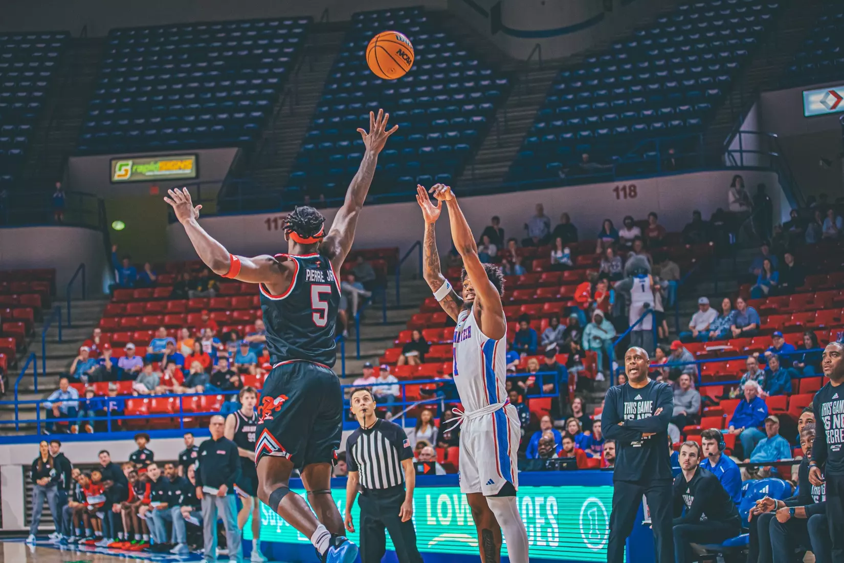 Bulldogs edged by Gamecocks, 70-68, in the TAC
