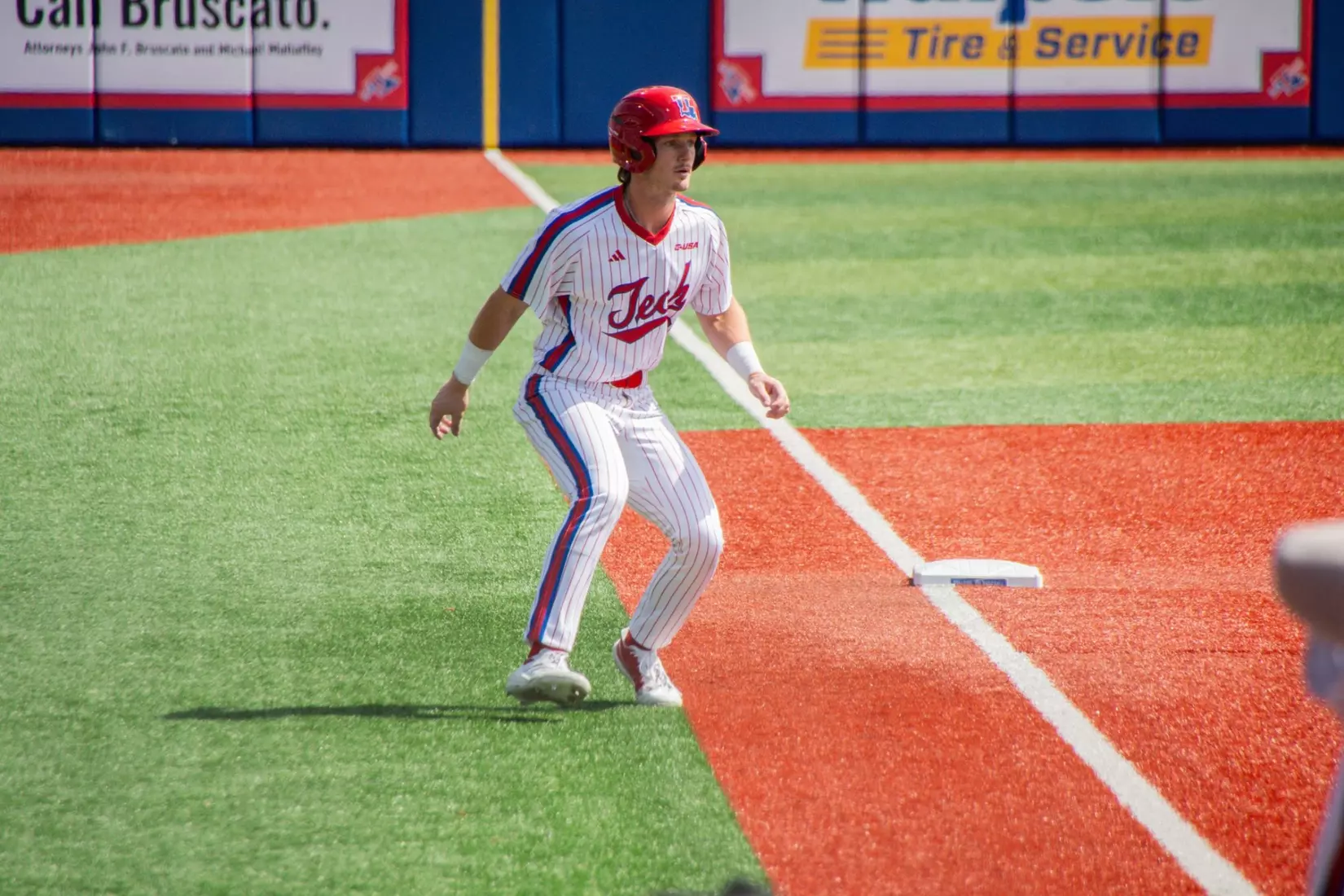 Bulldogs drop Saturday tilt to Jaguars