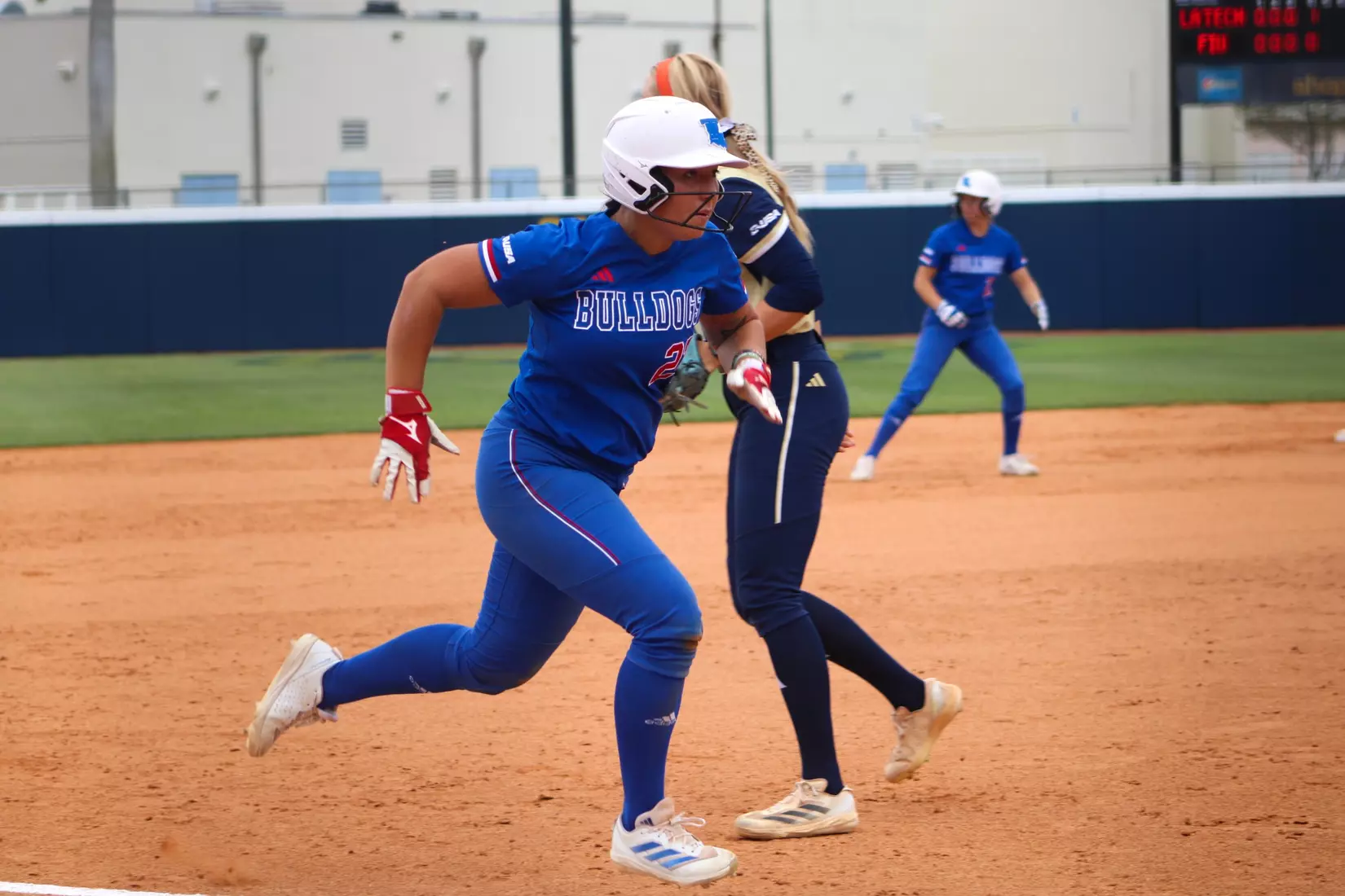 Bulldogs defeat Panthers 5-4 in series finale.