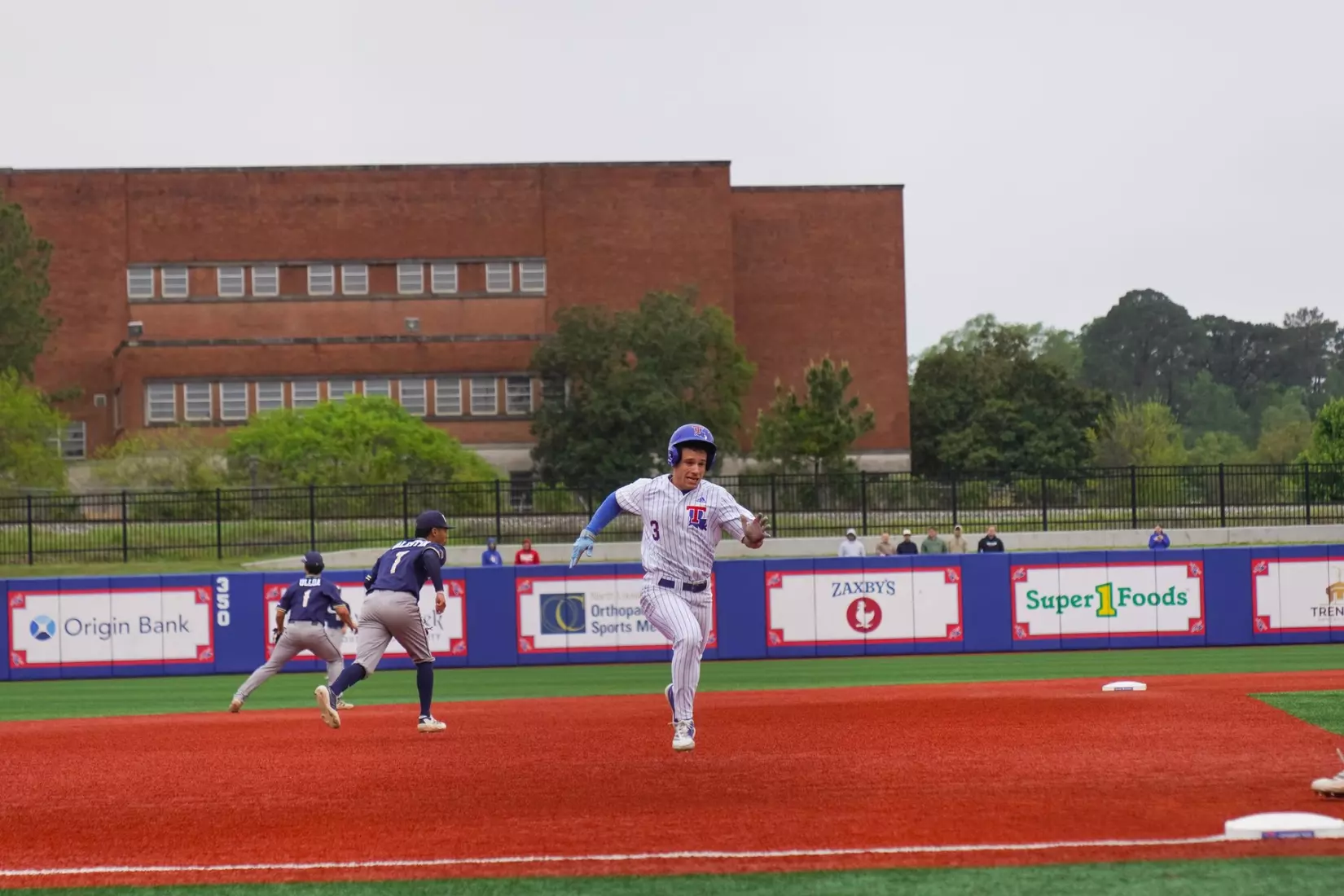 Four homers lift Bulldogs to series win over Panthers