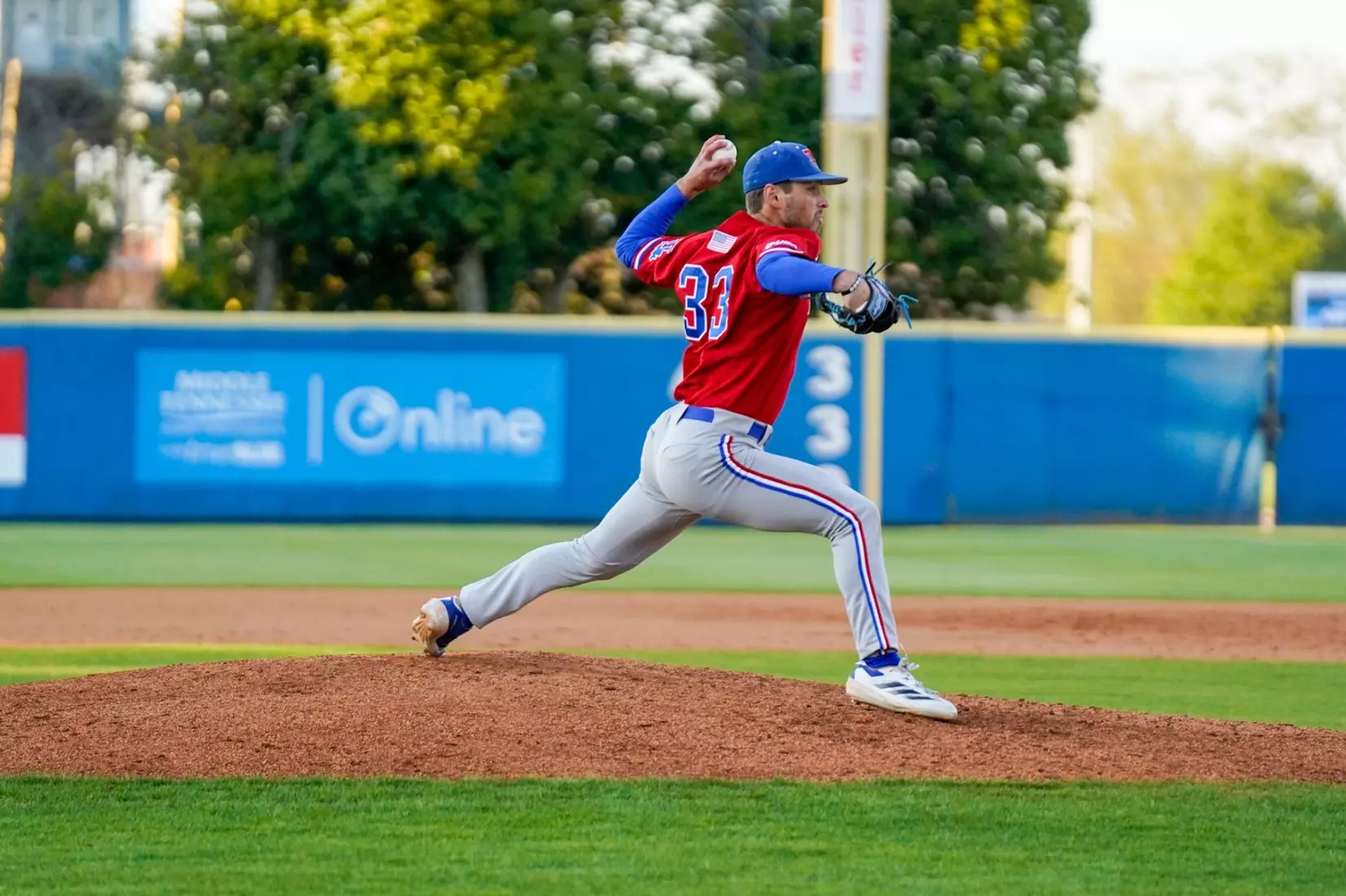 Bulldogs use huge rally in the ninth to defeat Blue Raiders, 10-8