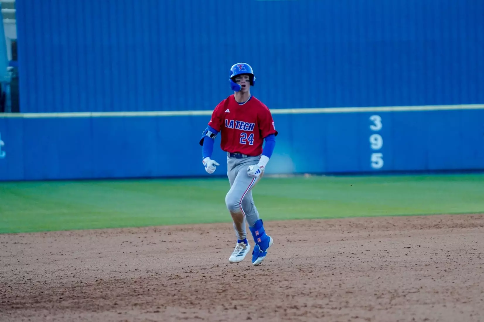 Bulldogs use huge rally in the ninth to defeat Blue Raiders, 10-8
