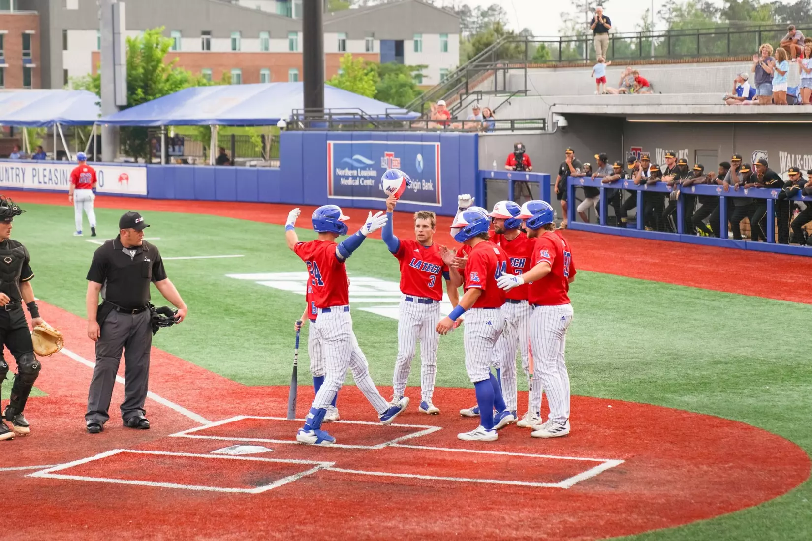 Sebastian Mexico's two-homer day lifts Bulldogs past Golden Lions, 11-6