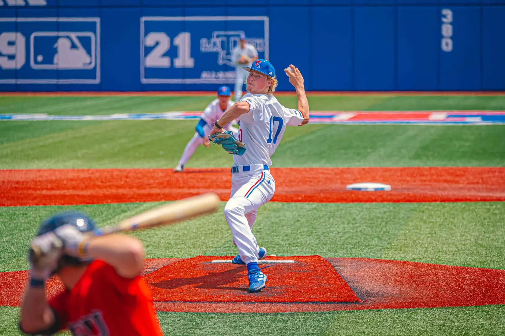 Bulldogs rout Patriots, 10-3, to force Sunday rubber match