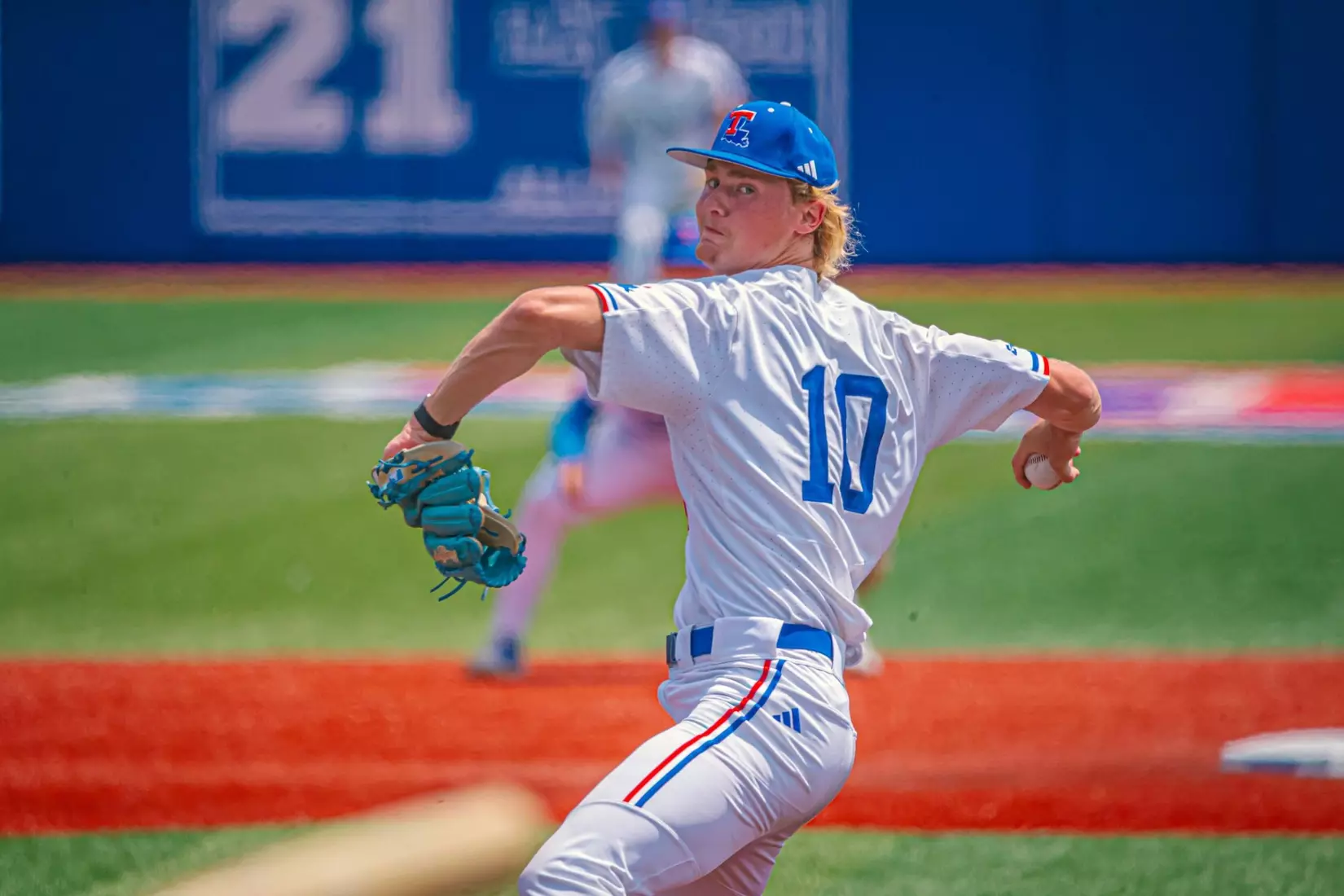 Bulldogs rout Patriots, 10-3, to force Sunday rubber match
