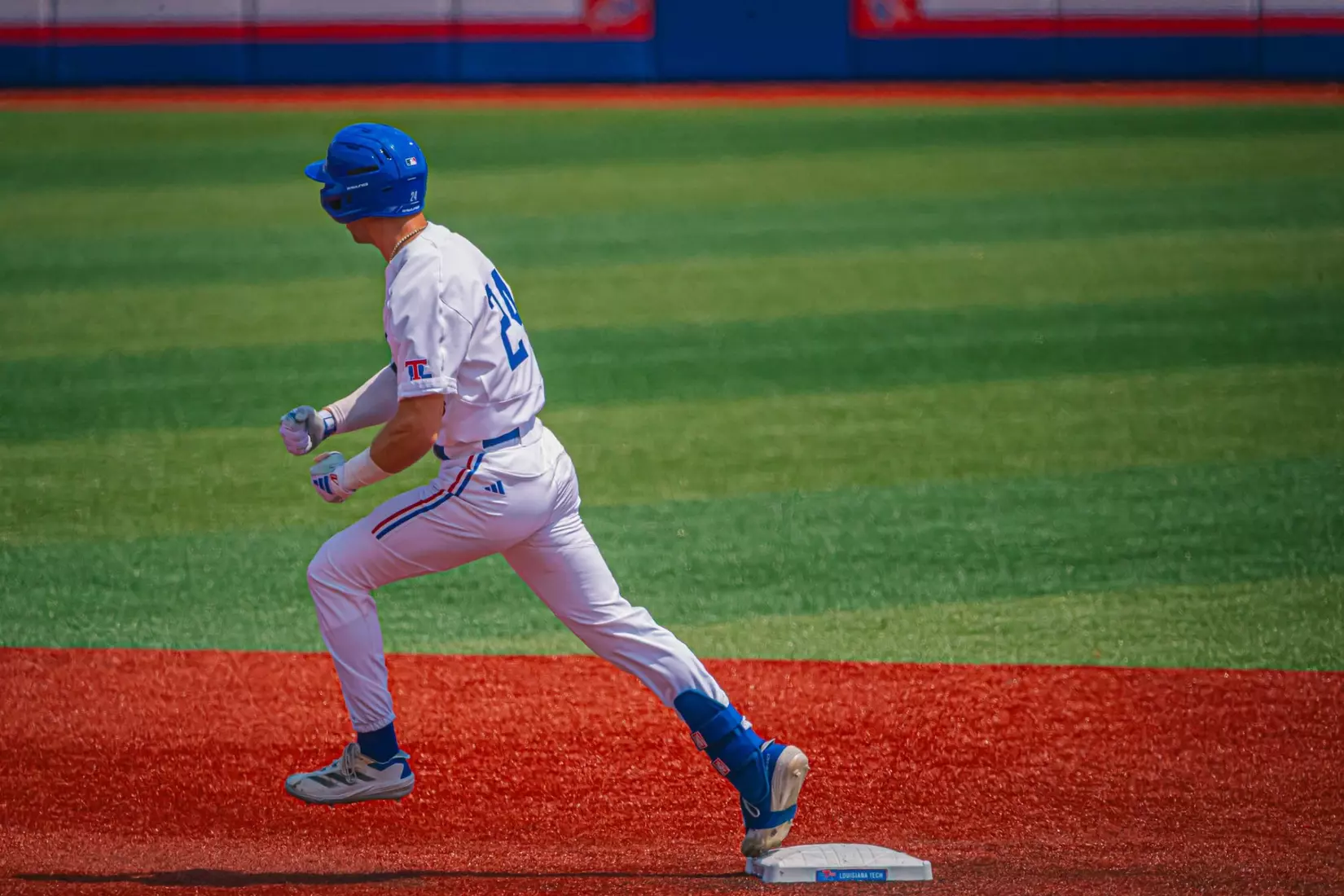 Bulldogs rout Patriots, 10-3, to force Sunday rubber match