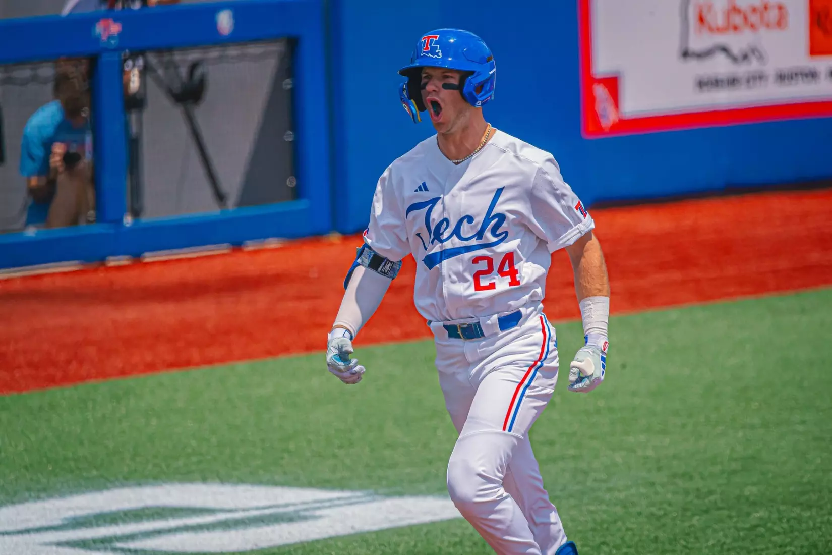 Bulldogs rout Patriots, 10-3, to force Sunday rubber match